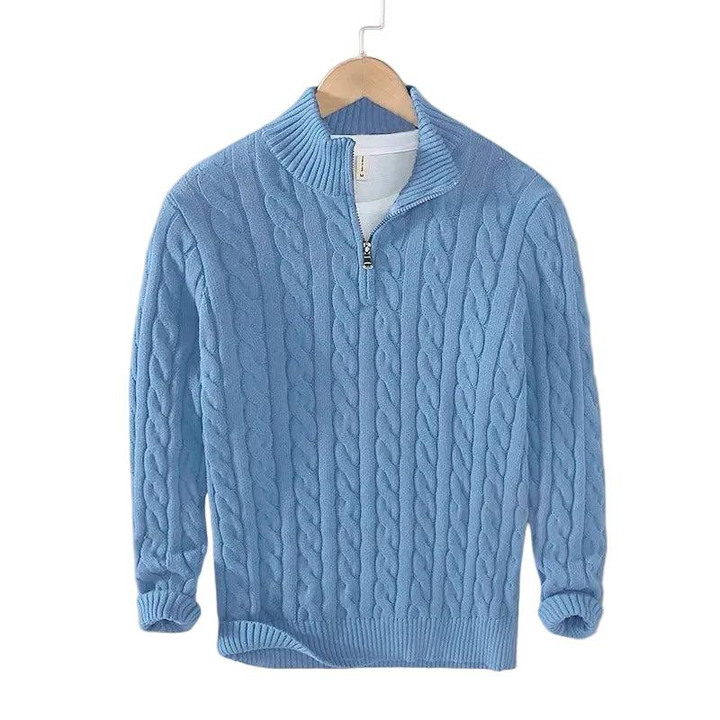 Pull bleu ciel en maille torsadée sur cintre, vu de face, avec col montant, petite fermeture éclair et bas côtelé. 3