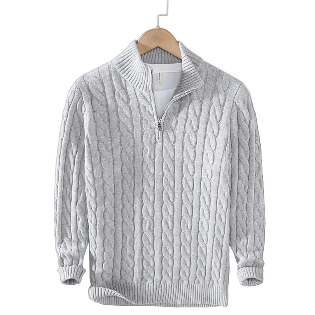 Pull gris clair en maille torsadée sur cintre, vue de face, avec col montant côtelé et fermeture à glissière courte. 4