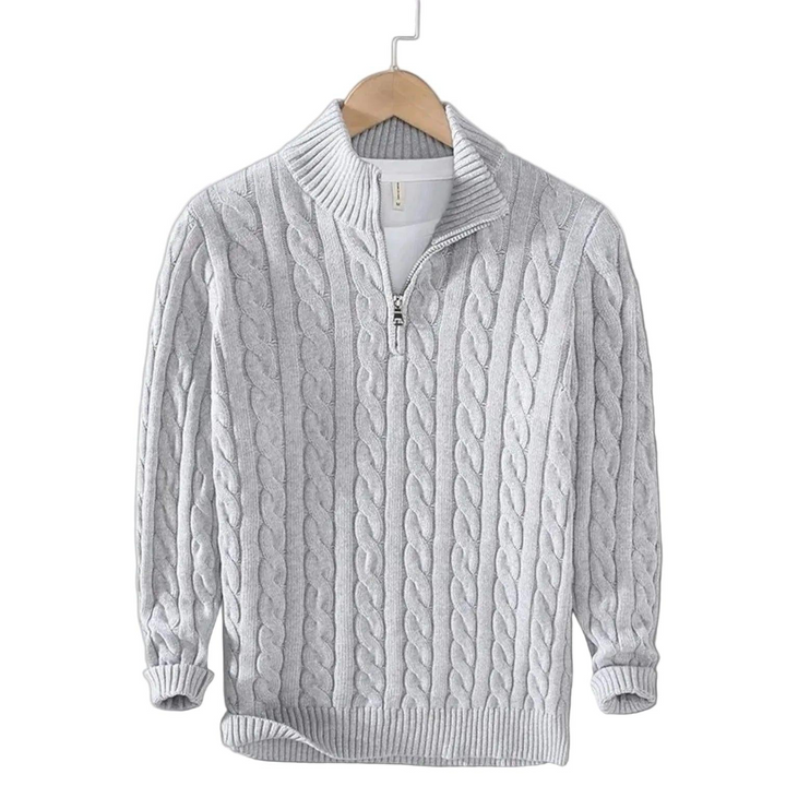 Pull gris clair en maille torsadée sur cintre, vue de face, avec col montant côtelé et fermeture à glissière courte. 4