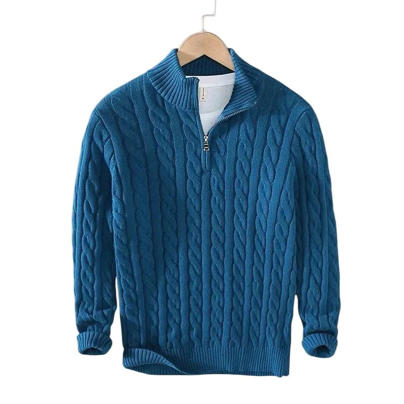 Pull bleu pétrole en maille torsadée sur cintre, vue de face, col montant avec zip court et poignets côtelés. 5