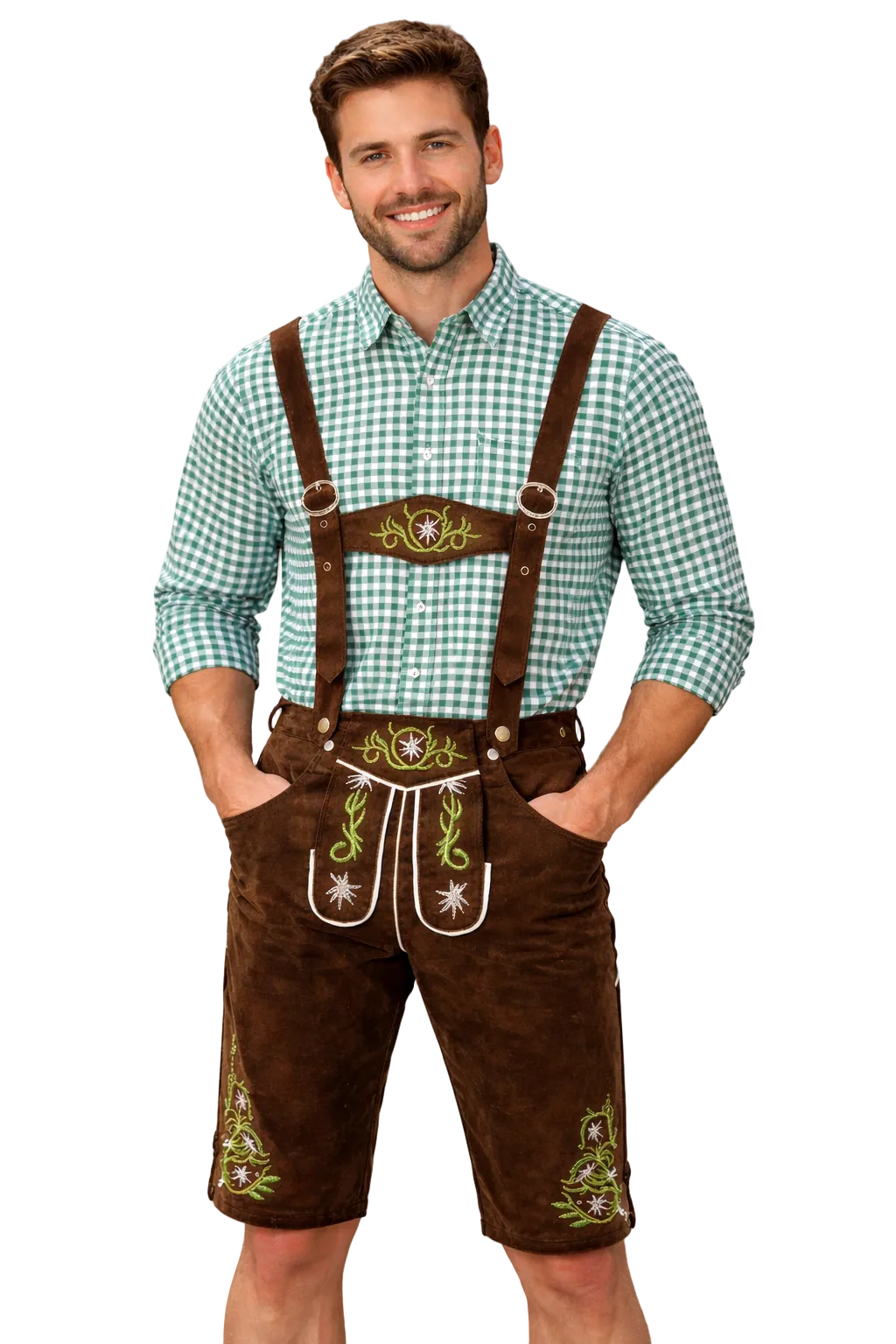 Homme souriant portant la lederhose brune brodée de motifs verts et d'edelweiss, avec chemise à carreaux verts, sur fond blanc uni. 1