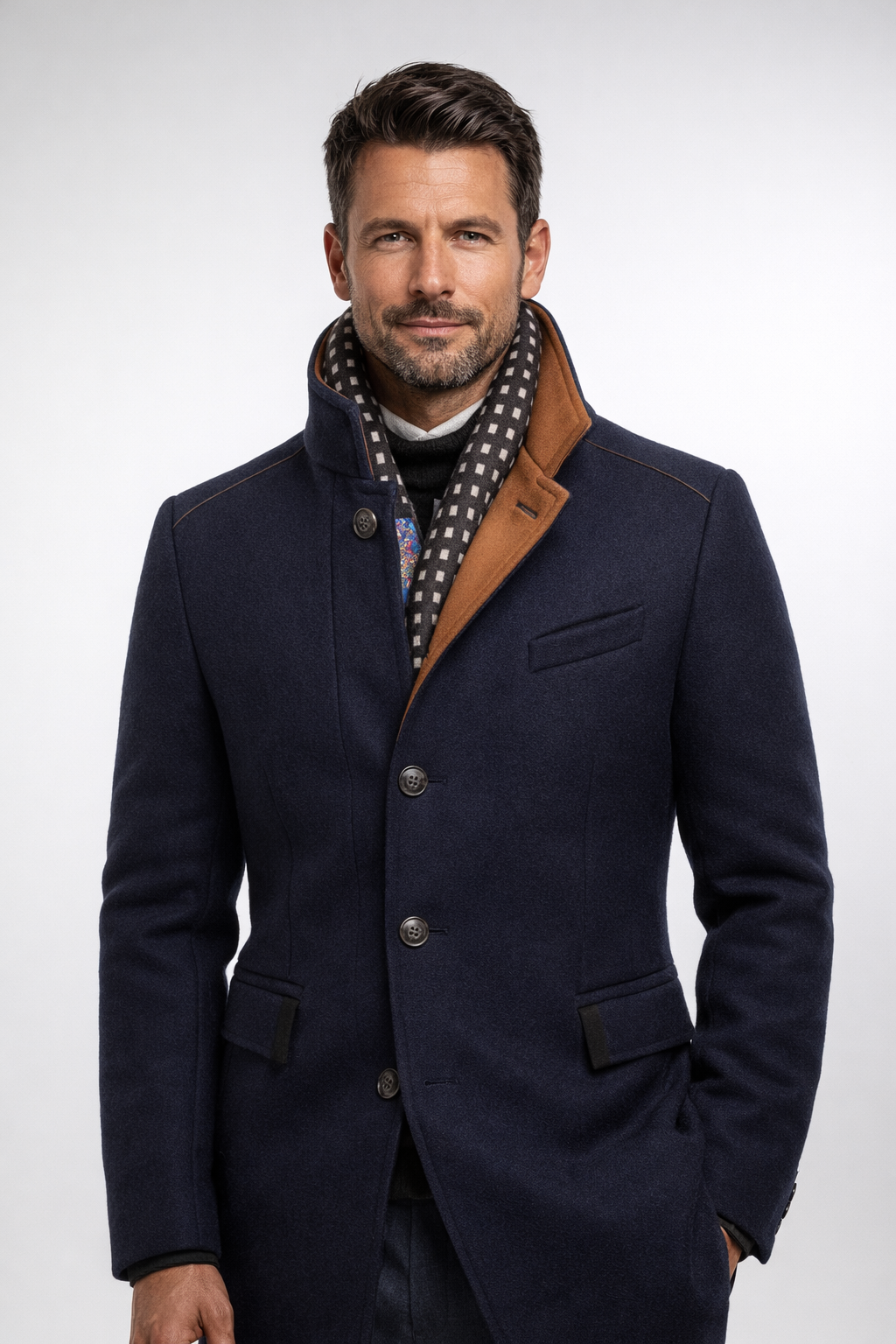 Homme portant le manteau bleu marine boutonné, col droit relevé, écharpe à carreaux et revers fauve visible 13