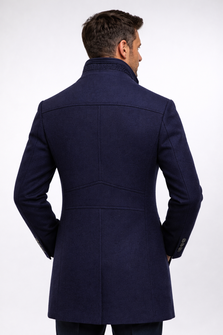 Homme de dos portant le manteau bleu marine, mettant en valeur les coutures du dos et le col 14