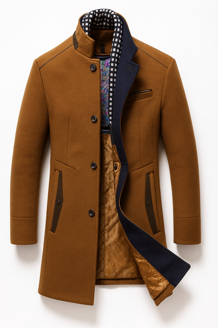 Version fauve du manteau, ouverte sur doublure matelassée à motif cachemire, avec écharpe à carreaux et parements bruns 2