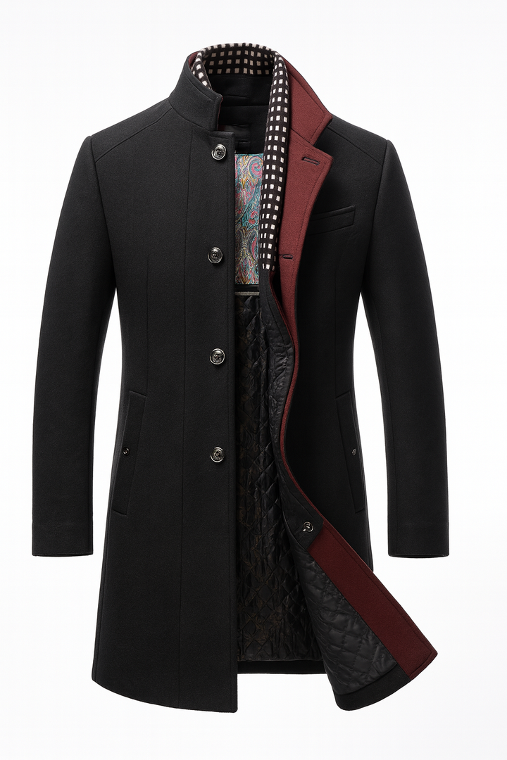 Version noire du manteau, ouverte sur doublure matelassée, avec revers bordeaux et écharpe à carreaux 3