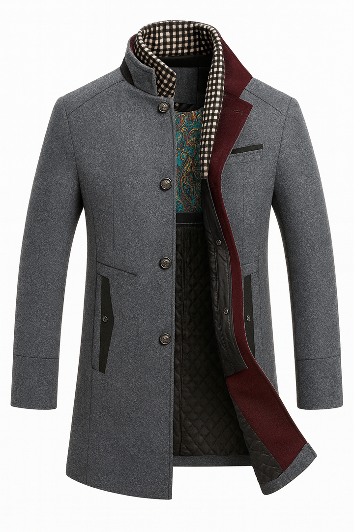 Version gris chiné du manteau, ouverte sur doublure matelassée noire, avec revers bordeaux et écharpe à carreaux 4