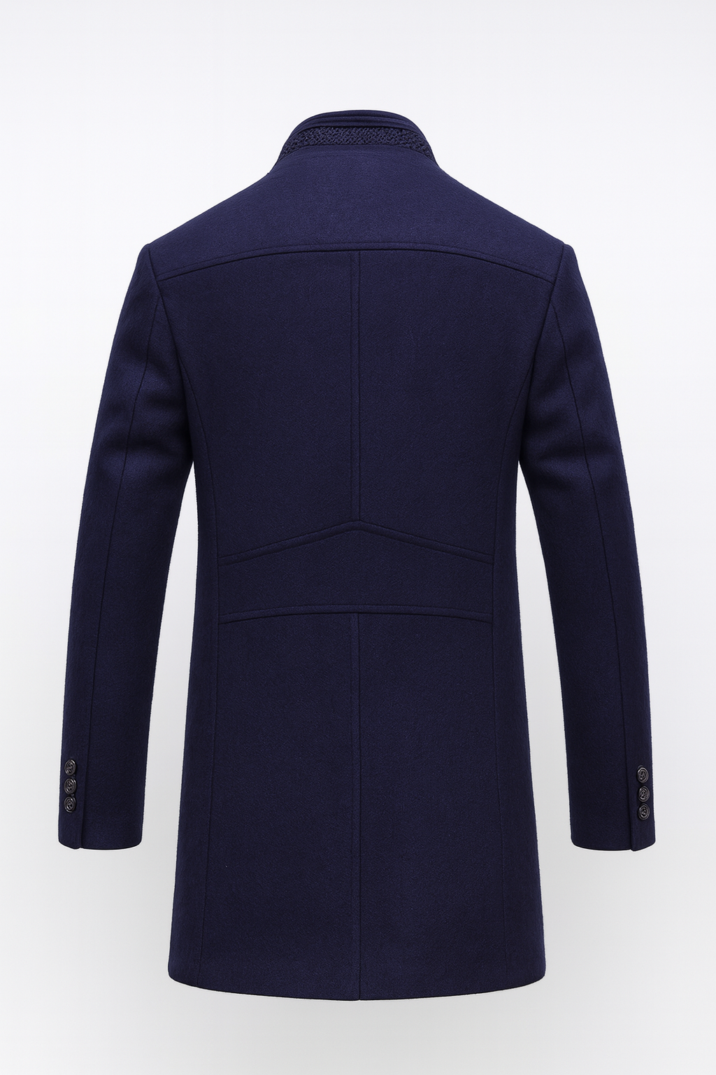Dos du manteau bleu marine à col droit, avec coutures structurées et trois boutons à chaque manchette 5