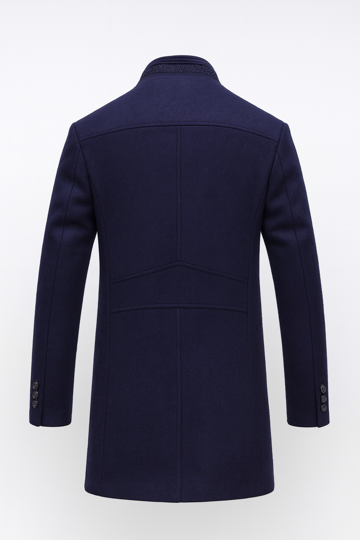Dos du manteau bleu marine à col droit, avec coutures structurées et trois boutons à chaque manchette 5