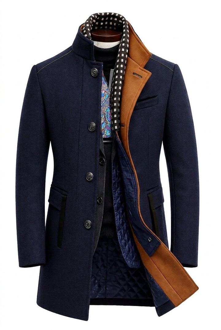Manteau bleu marine boutonné, ouvert sur doublure matelassée, revers fauve et écharpe à carreaux, vue de face 1