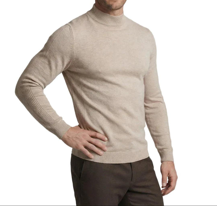 Pull beige porté par un homme, main sur la hanche, vue de trois quarts avec côtes sur la manche 1