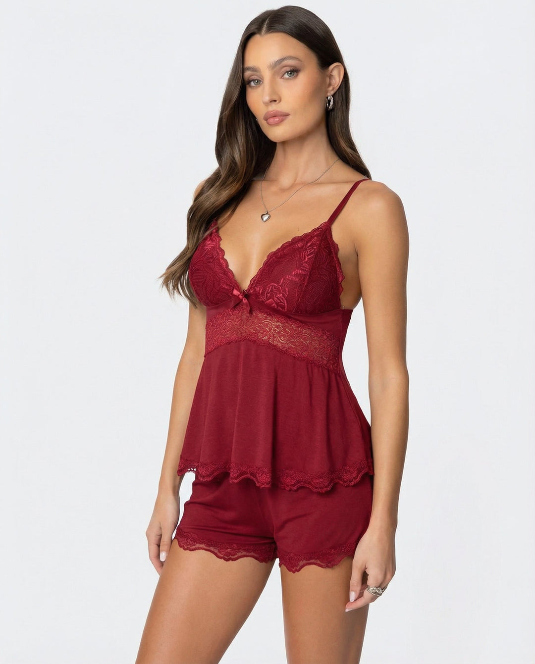 Mannequin en trois-quarts portant l'ensemble rouge bordeaux, dentelle ajourée à la taille et ourlets en dentelle 6