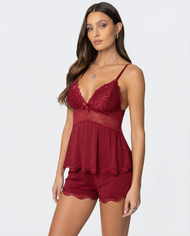 Mannequin en trois-quarts portant l'ensemble rouge bordeaux, dentelle ajourée à la taille et ourlets en dentelle 6