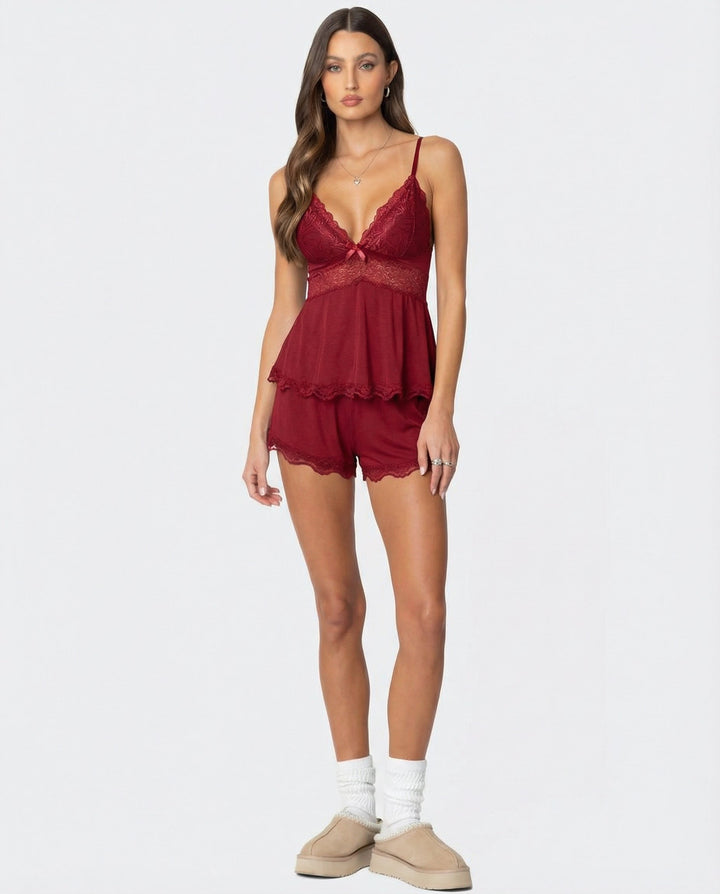 Mannequin en pied portant l'ensemble rouge bordeaux avec chaussettes blanches et chaussons beiges à plateforme 8