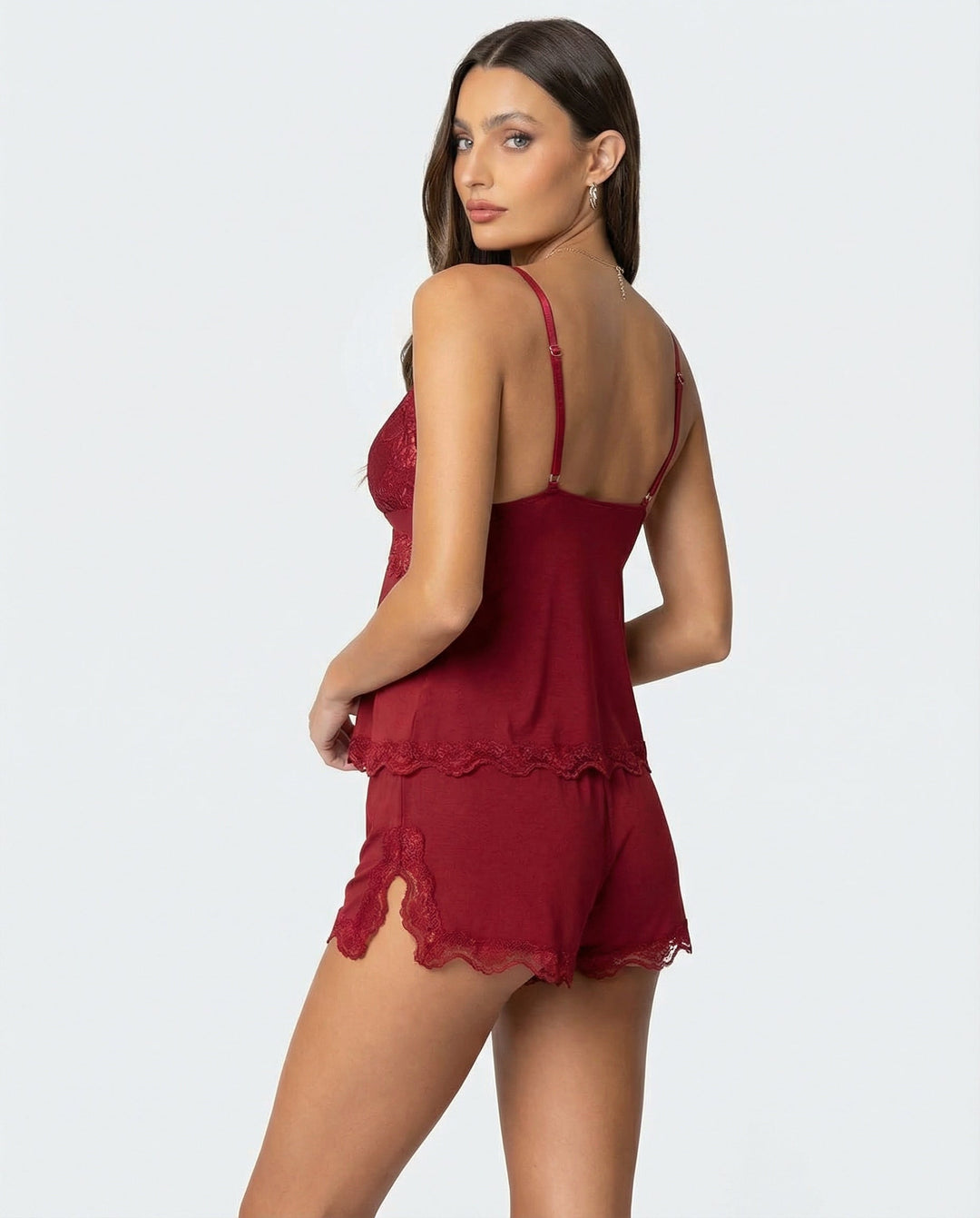 Mannequin de dos en trois-quarts, ensemble rouge bordeaux avec dentelle sur la fente latérale du short 7