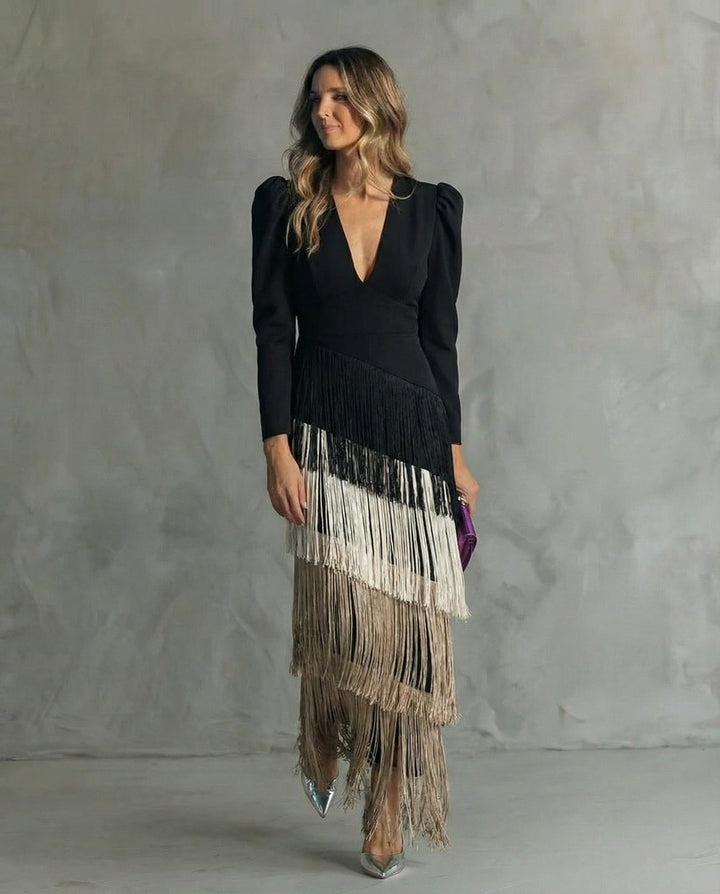 Robe noire à col en V dont les franges passent du noir au blanc puis au beige 5