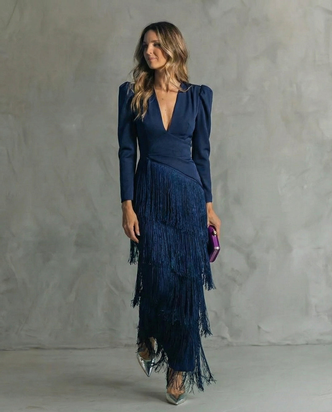 Robe bleu marine à col en V et manches longues, jupe à franges étagées 6
