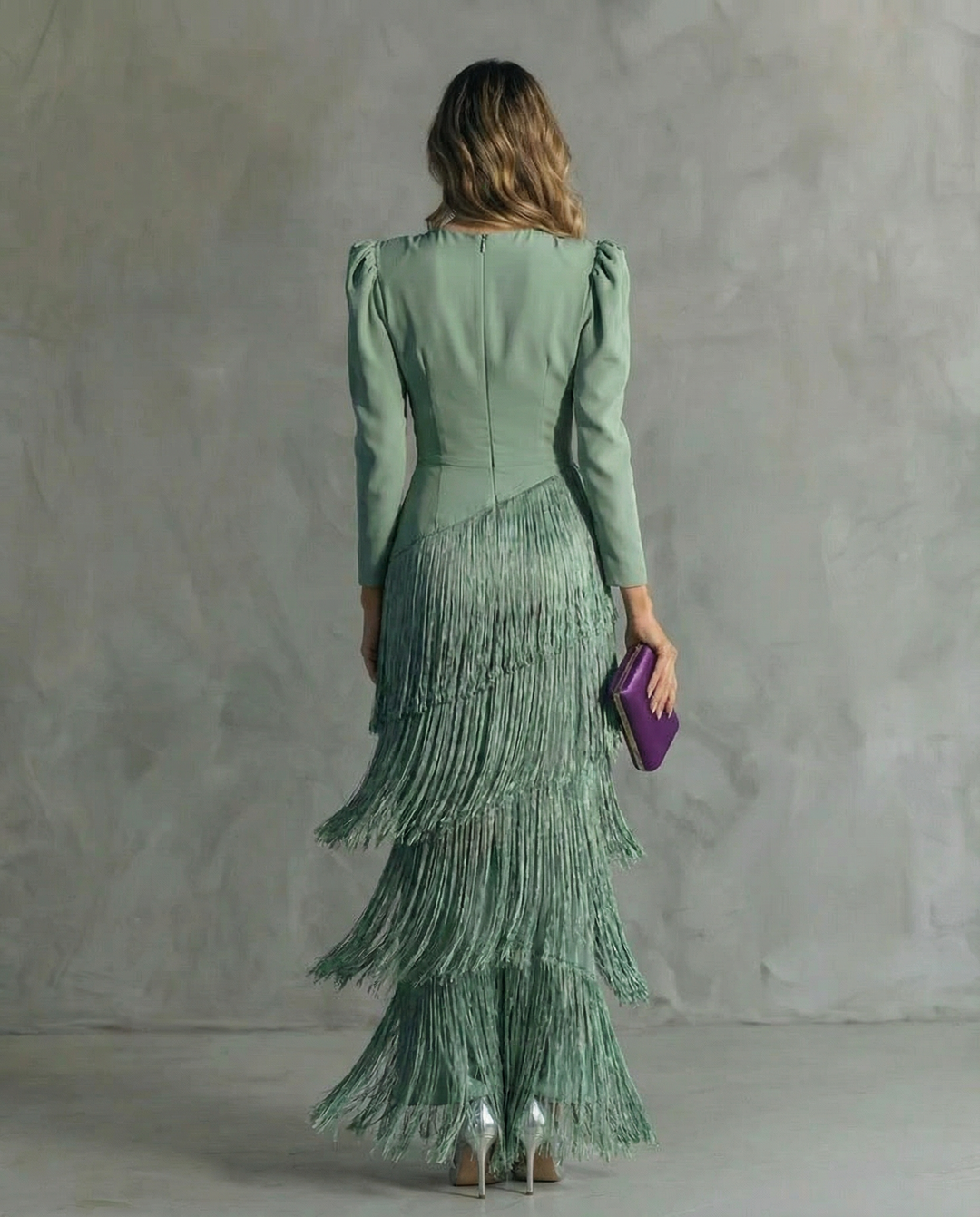 Dos de la robe verte à franges, avec fermeture zippée et manches bouffantes aux épaules 4