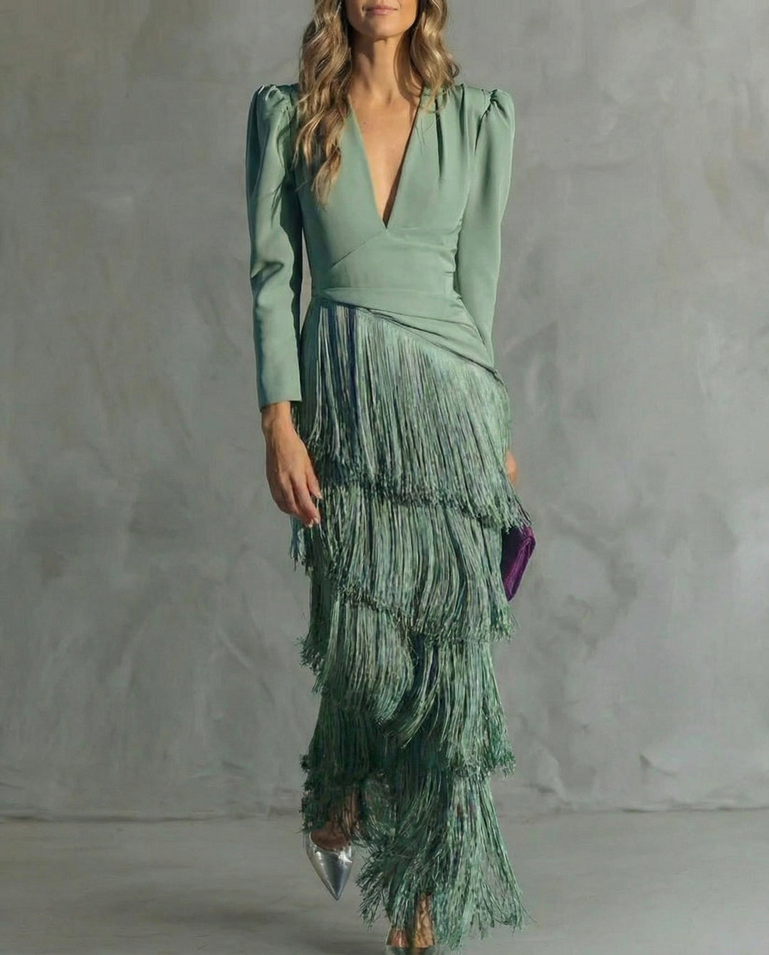 Robe verte à col en V et jupe à franges étagées, portée de face 1