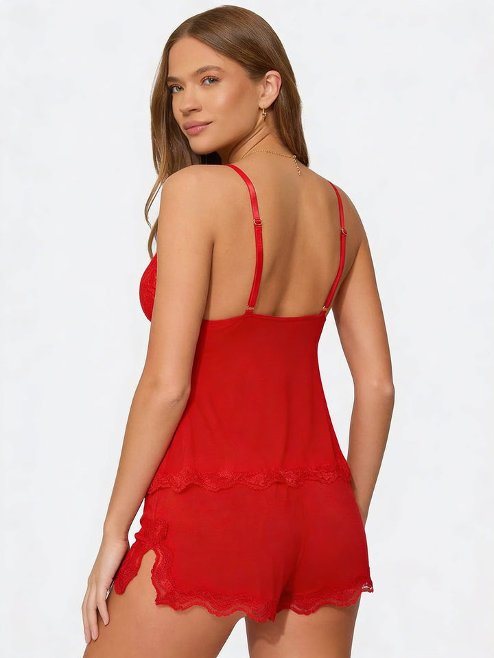 Vue de dos de l'ensemble rouge, bretelles fines réglables et short à dentelle sur le côté 23