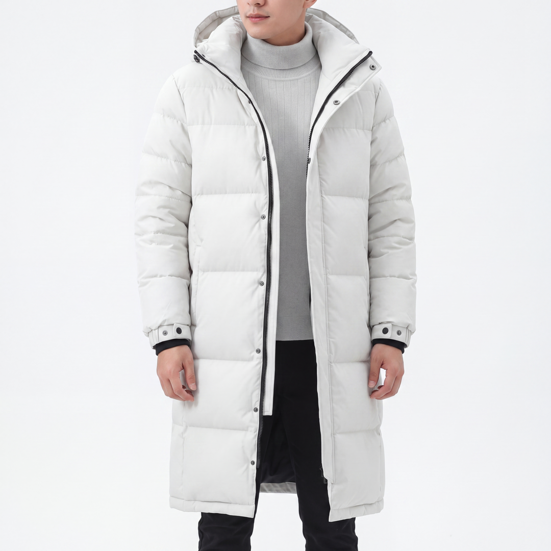 Mannequin portant le manteau long blanc ouvert sur un pull à col roulé gris clair 6