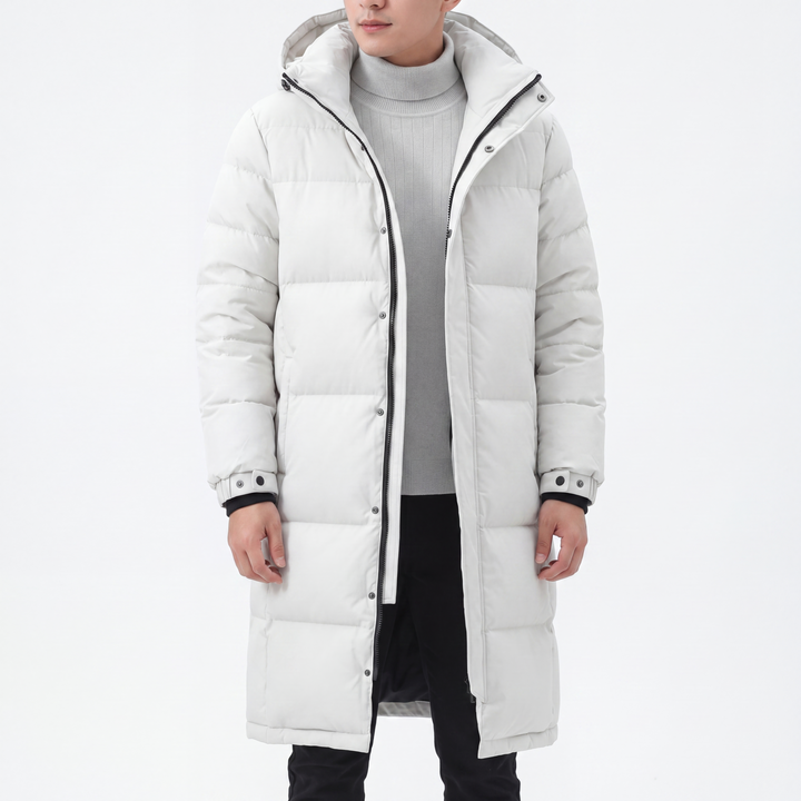 Mannequin portant le manteau long blanc ouvert sur un pull à col roulé gris clair 6
