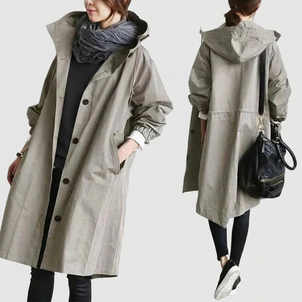 Montage de face et de dos du trench gris-beige à capuche, porté avec une écharpe grise et un sac noir à l'épaule. 1