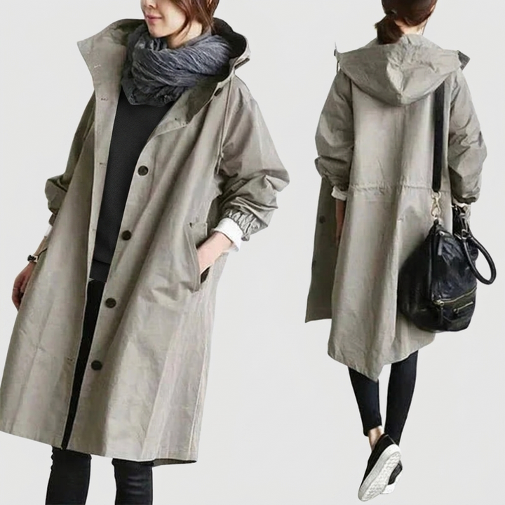 Montage de face et de dos du trench gris-beige à capuche, porté avec une écharpe grise et un sac noir à l'épaule. 1