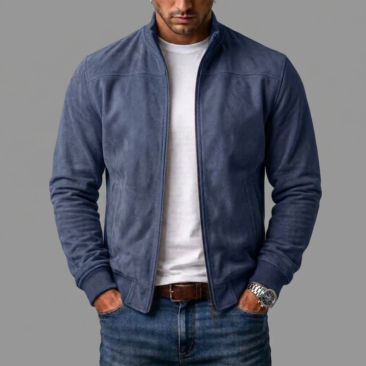 Homme portant le bomber bleu marine ouvert sur un t-shirt blanc, avec jean, ceinture marron et montre. 5