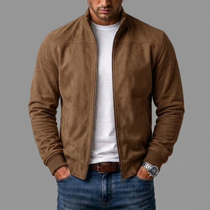 Homme portant le bomber marron ouvert sur un t-shirt blanc, avec jean, ceinture et montre, mains dans les poches. 4