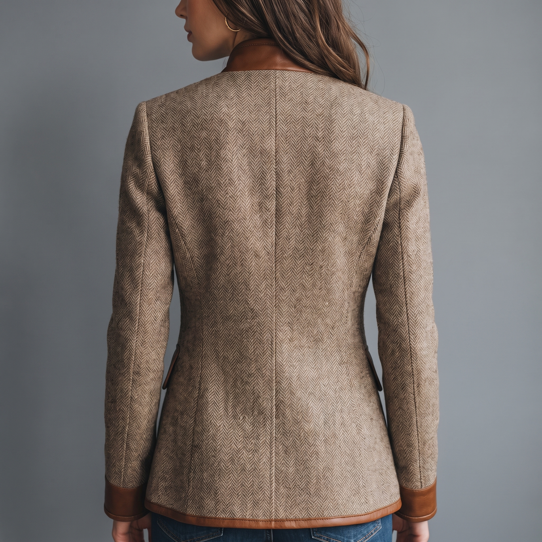 Veste vue de dos sur une mannequin : tweed à chevrons, couture centrale, col et bas de manches bordés de simili-cuir marron. 3