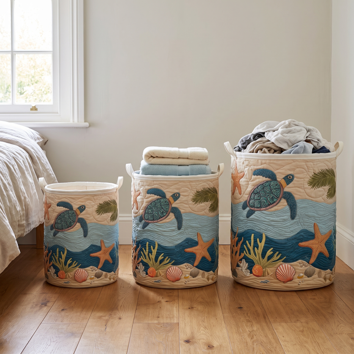 Trois paniers matelassés de tailles croissantes alignés sur un parquet, avec serviettes pliées et vêtements empilés dans les deux plus grands. 3