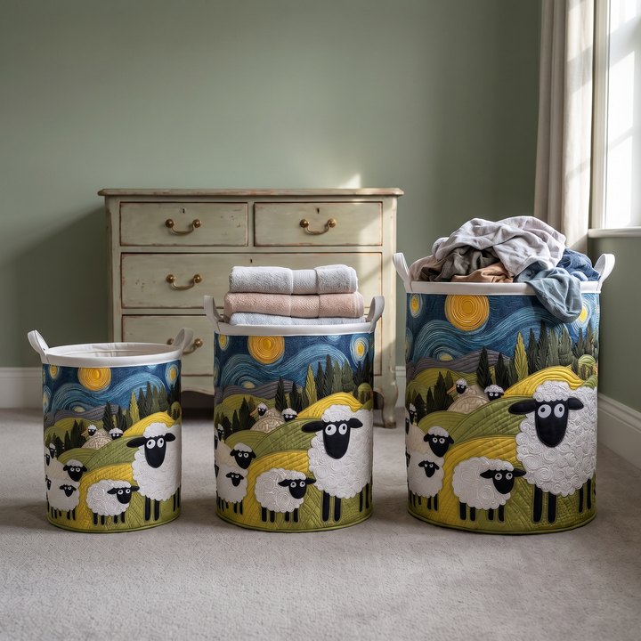 Trois paniers matelassés de tailles différentes alignés devant une commode, remplis de serviettes pliées et de vêtements. 3