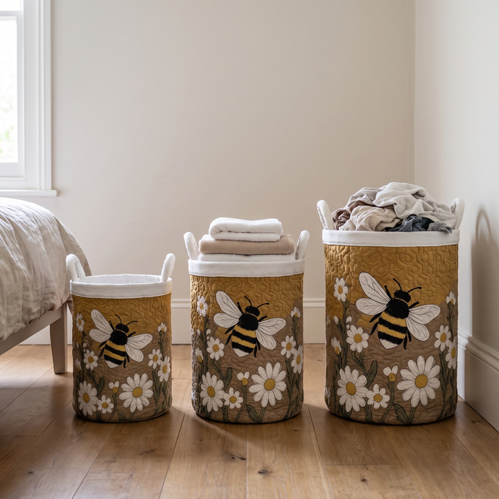 Trois paniers de tailles différentes alignés dans une chambre, l'un vide, l'un avec des serviettes pliées, l'autre rempli de linge. 4