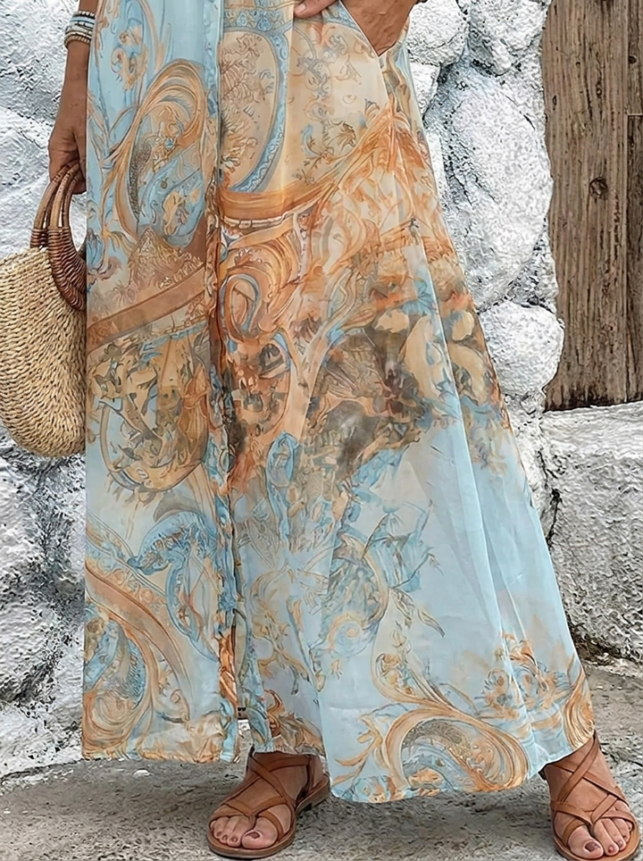 Détail du bas de la robe bleu ciel fluide à imprimé baroque, avec sandales marron à brides croisées et sac en paille. 6