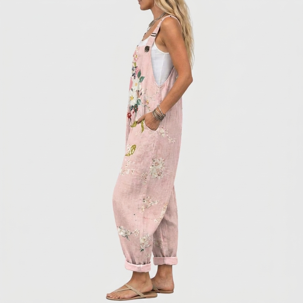 Salopette rose vue de profil sur une femme, montrant la bretelle boutonnée, la poche latérale et les bas retroussés. 3