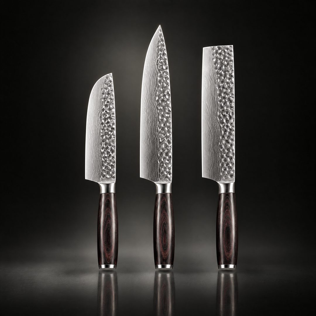 Trois couteaux aux lames martelées et manches en bois sombre, dressés sur fond noir 1