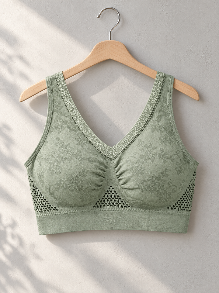 Soutien-gorge vert sauge suspendu à un cintre en bois contre un mur clair, vue de face 4