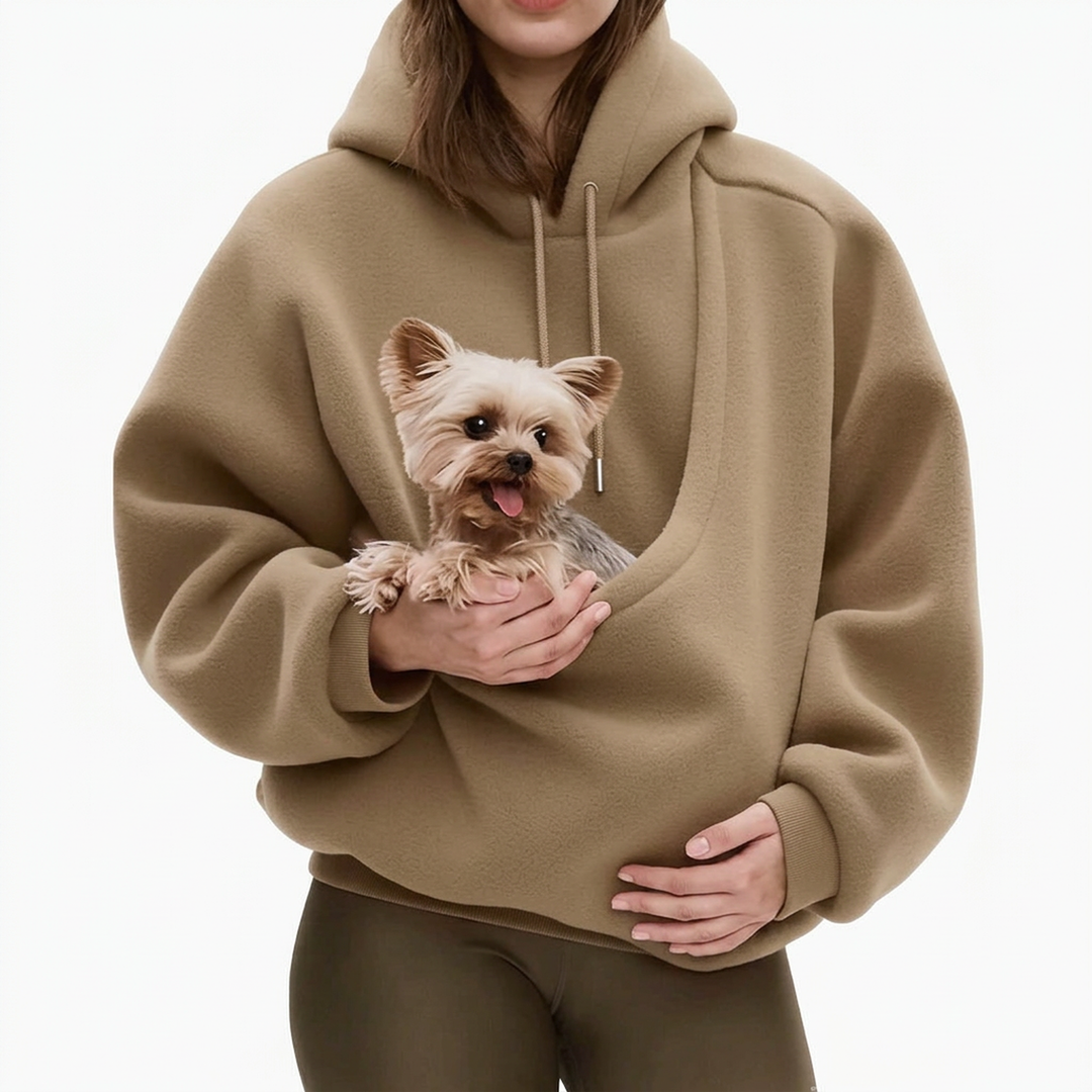Sweat à capuche camel en tissu polaire ras, porté sur fond blanc par une femme qui tient un petit chien dans la poche. 4