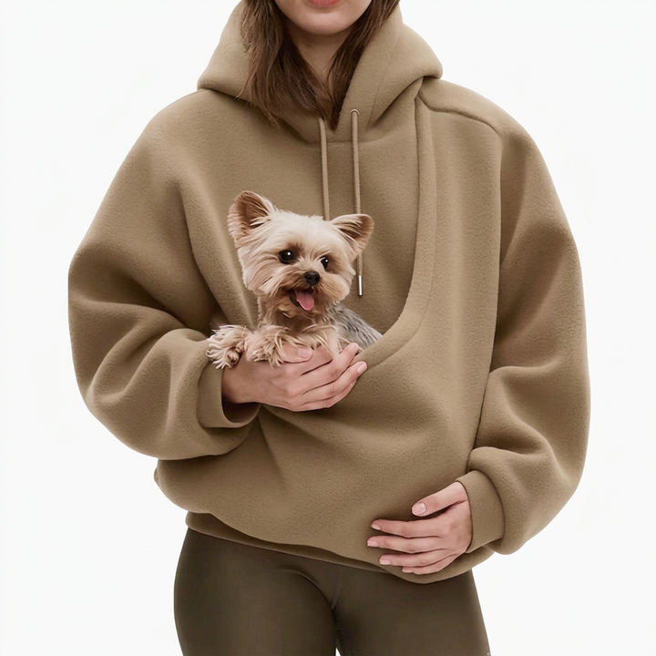Sweat à capuche camel en tissu polaire ras, porté sur fond blanc par une femme qui tient un petit chien dans la poche. 4