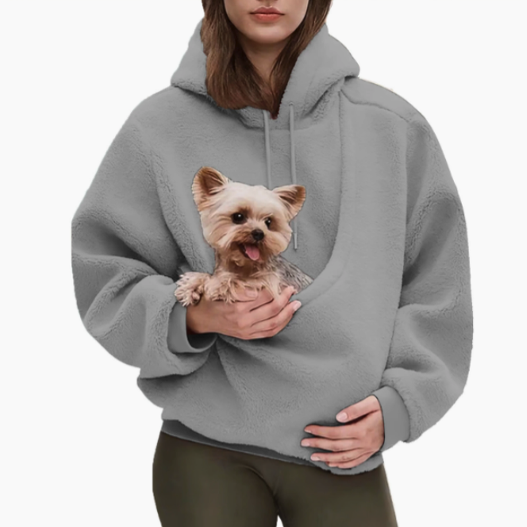 Sweat à capuche gris en polaire bouclée porté sur fond clair, un petit chien sortant la tête de la poche avant. 7