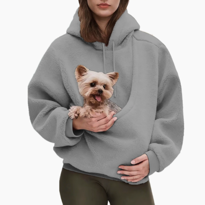 Sweat à capuche gris en polaire bouclée porté sur fond clair, un petit chien sortant la tête de la poche avant. 7