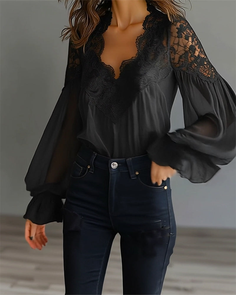 Blouse noire portée de face en plan large, avec jean taille haute, manches amples et dentelle 8