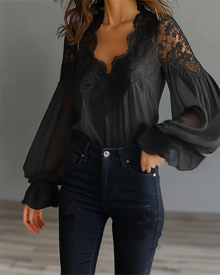 Blouse noire portée de face en plan large, avec jean taille haute, manches amples et dentelle 8