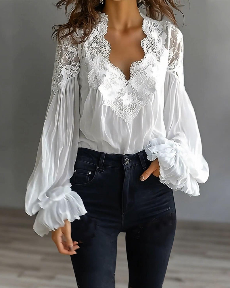 Blouse blanche portée en plan large avec jean noir, une main dans la poche, volants aux poignets 3