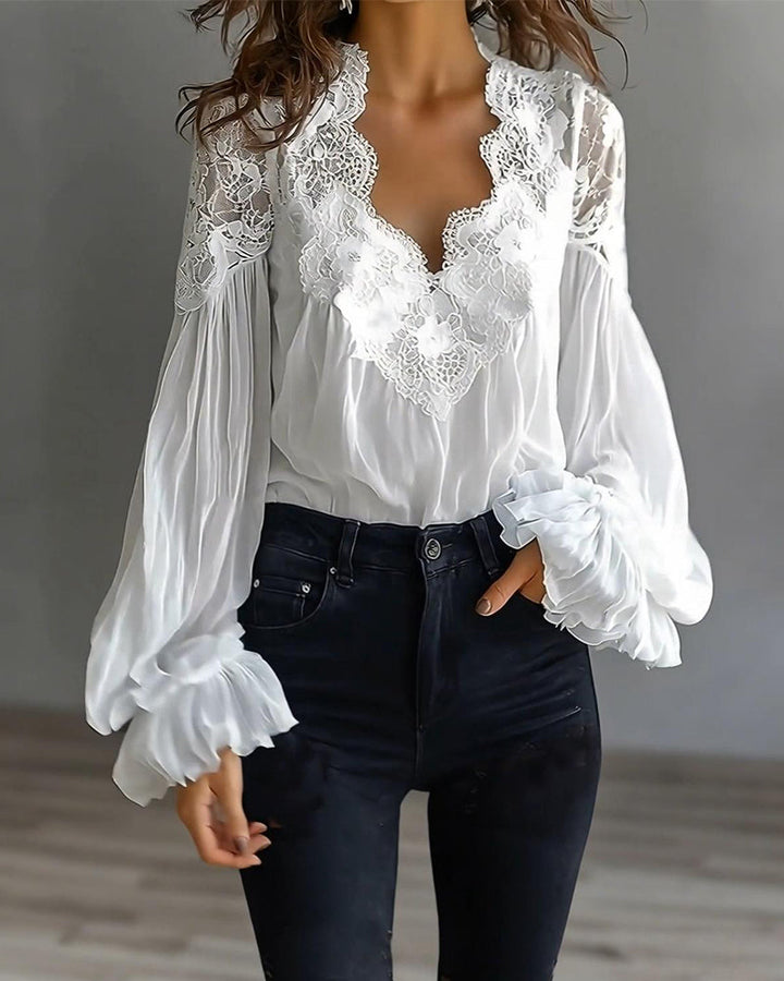 Blouse blanche portée en plan large avec jean noir, une main dans la poche, volants aux poignets 3