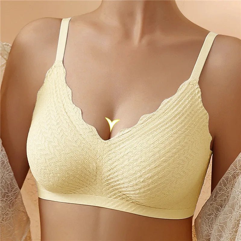 Brassière jaune pâle portée de face, avec bonnets texturés et bordure festonnée au décolleté en V. 6