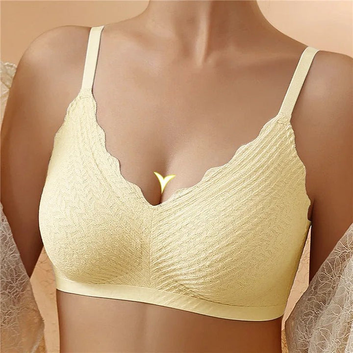 Brassière jaune pâle portée de face, avec bonnets texturés et bordure festonnée au décolleté en V. 6