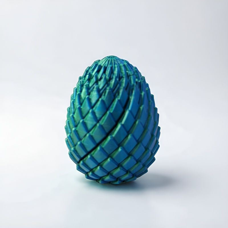 Œuf de dragon à écailles bleu-vert posé sur un fond clair uni. 11