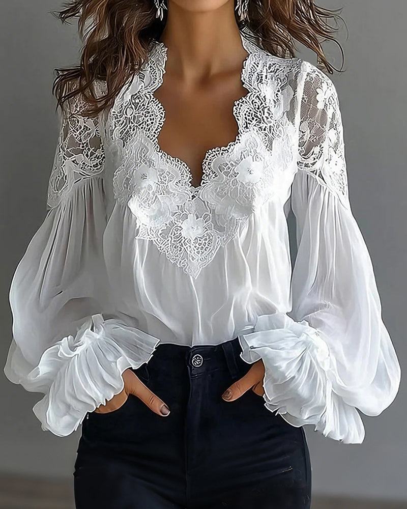 Blouse blanche à col V en dentelle, portée avec un jean noir, mains dans les poches 1