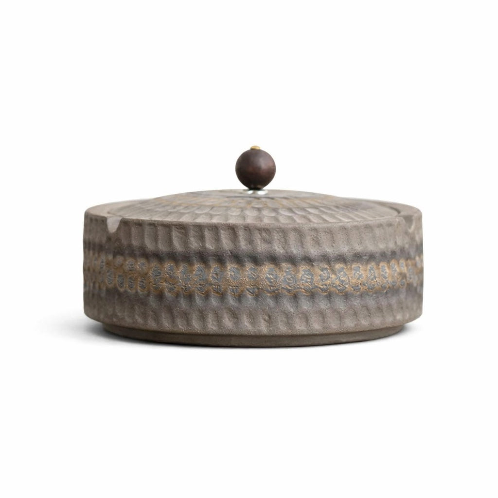 Cendrier de profil, version grise en grès brut texturé avec bande décorative dorée et bleutée, poignée ronde en bois. 8